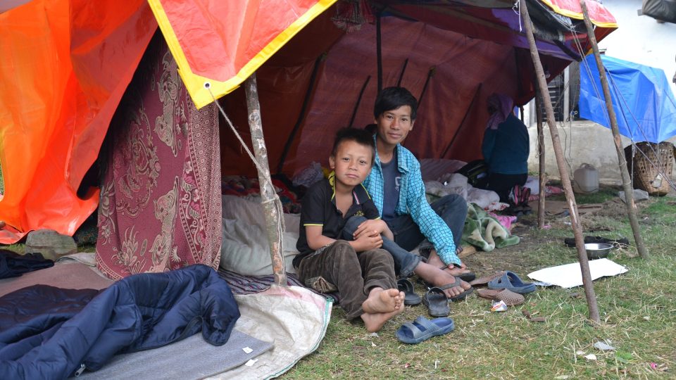 Nepál: Sinpalčuk 2015. Lidé bydlí pod plachtami, jejich domy skončily v troskách