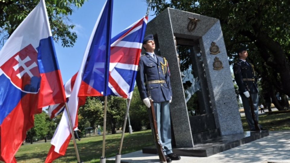 Nový památník československým letcům z RAF odhalili na letišti v Ruzyni