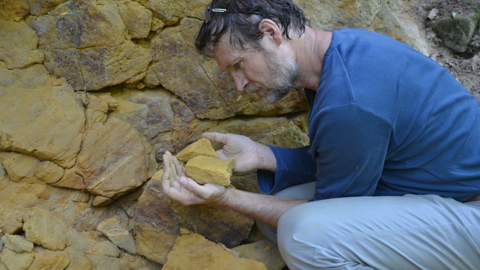 Geolog Radek Mikuláš hledá v pískovci doupata ráčků