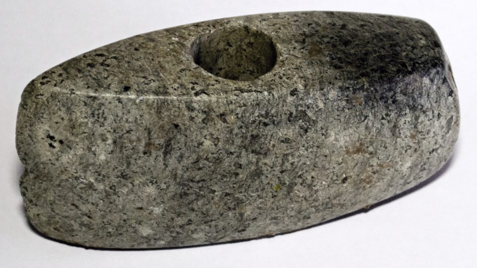 Hromový kámen, část pravěkého sekeromlatu, mylně pokládaná za výsledek úderu blesku