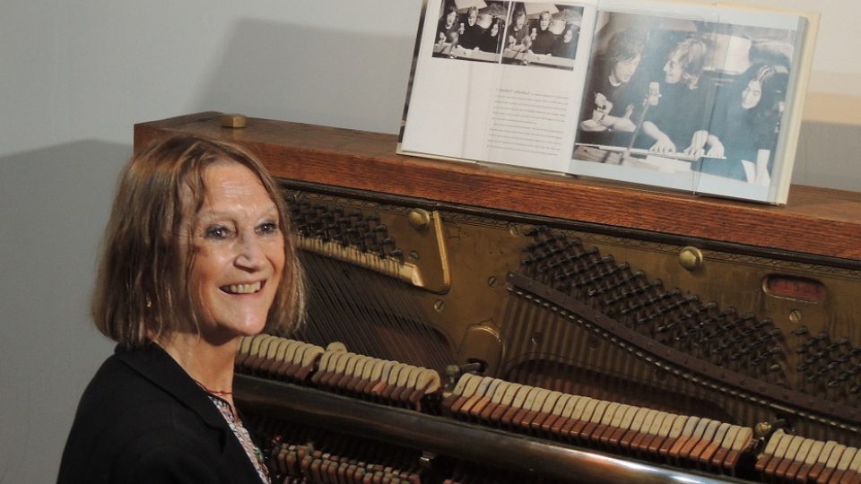 Julia Bairdová hraje na klavír, který patřil jejímu bratrovi Johnu Lennonovi