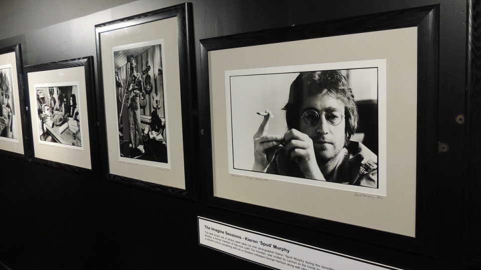 Výstava fotek Boba Gruena, z nichž některé nebyly dosud nikdy publikované, v muzeu Beatles Story v anglickém Liverpoolu 