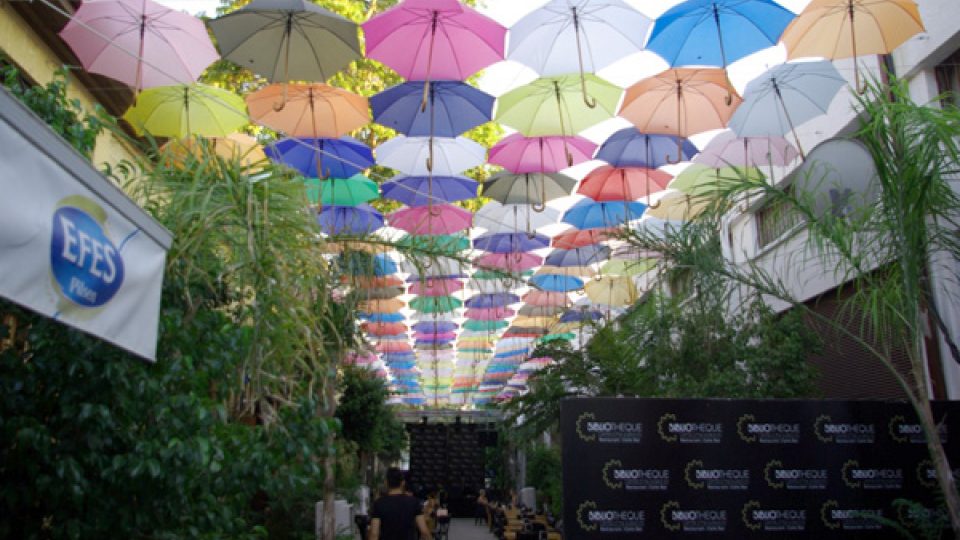 V Nikósii se nosí deštníky proti slunci