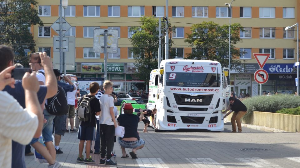 Frankie Vojtíšek, vedoucí muž seriálu, málem nepřejel zpomalovací práh kvůli nízkému spoileru