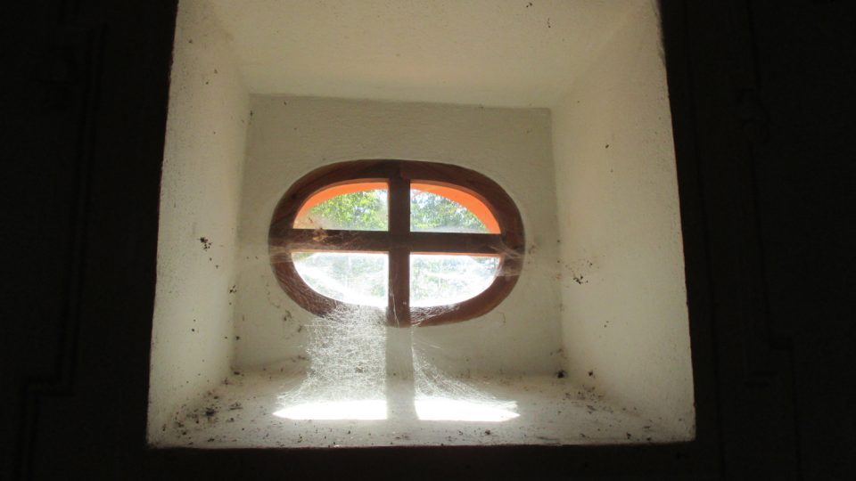Poetické okénko z kostnice ve Strašíně