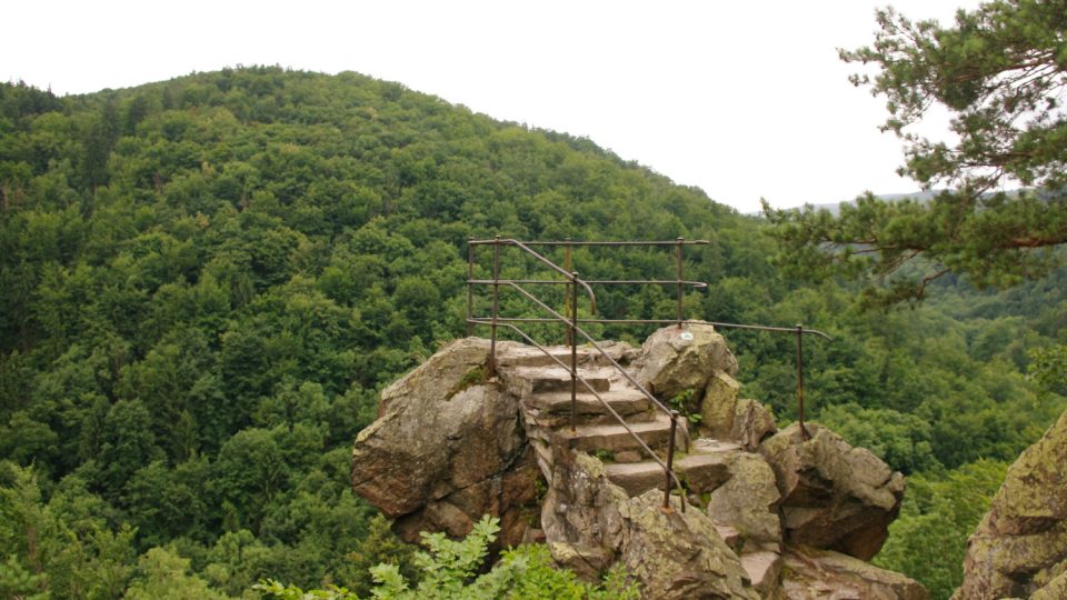 Čertovy kazatelny dnes nabízejí spíše výhled. Dříve se sem však lidé bálii chodit