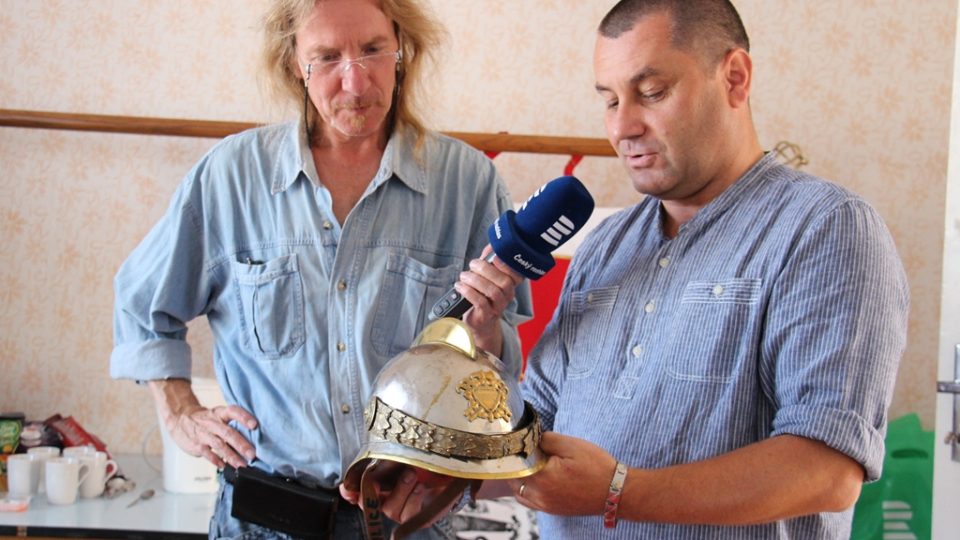 SDH Břilice bojuje v soutěži Dobráci roku. Starosta Petr Michal ukazuje historickou helmu
