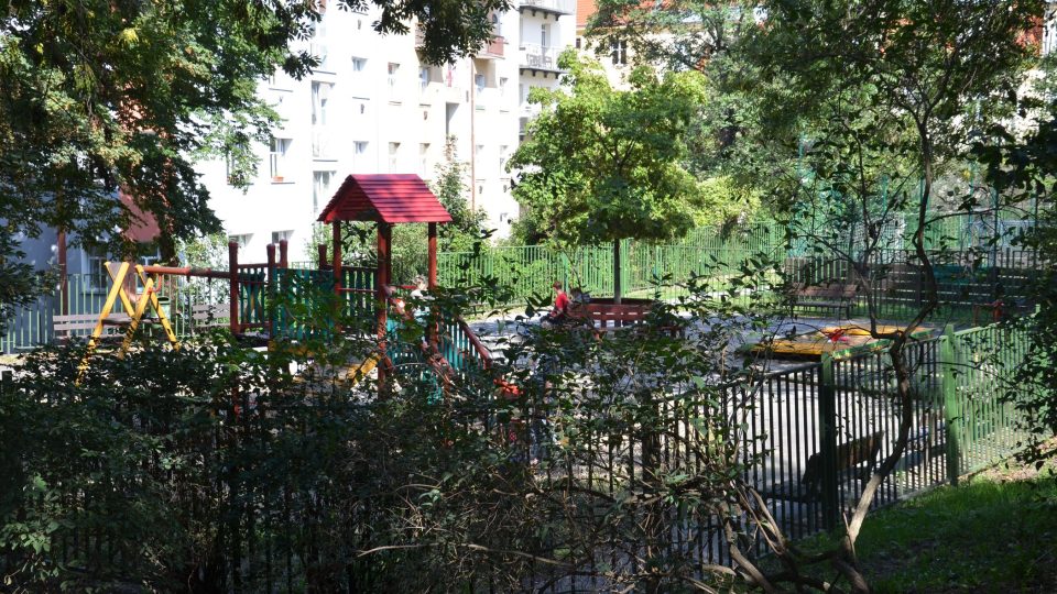 Dětské hřiště v parku na Jezerce