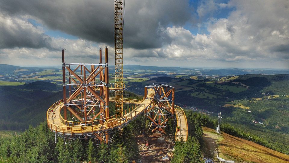 Stezka v oblacích na hoře Slamník