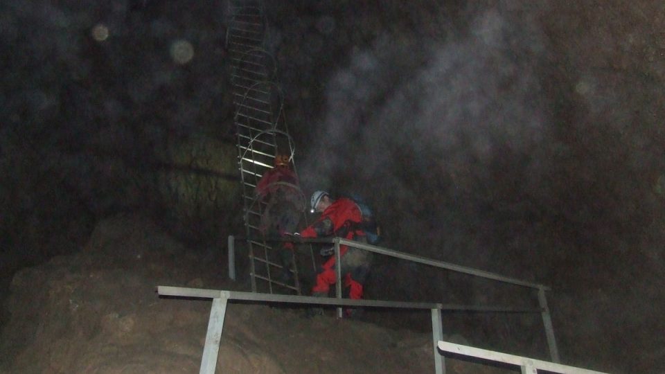 Výprava Meteoru na dno jeskyní mimo hlavní návštěvnickou trasu.