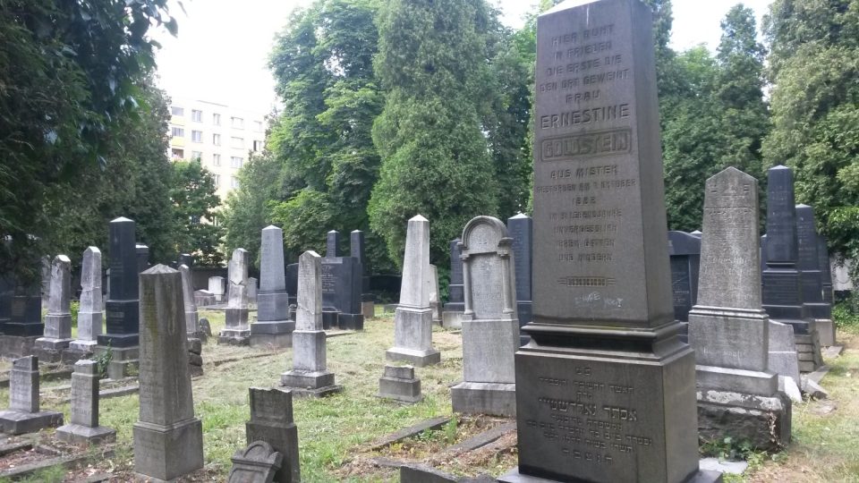 Židovský hřbitov leží v těsné blízkosti panelového sídliště