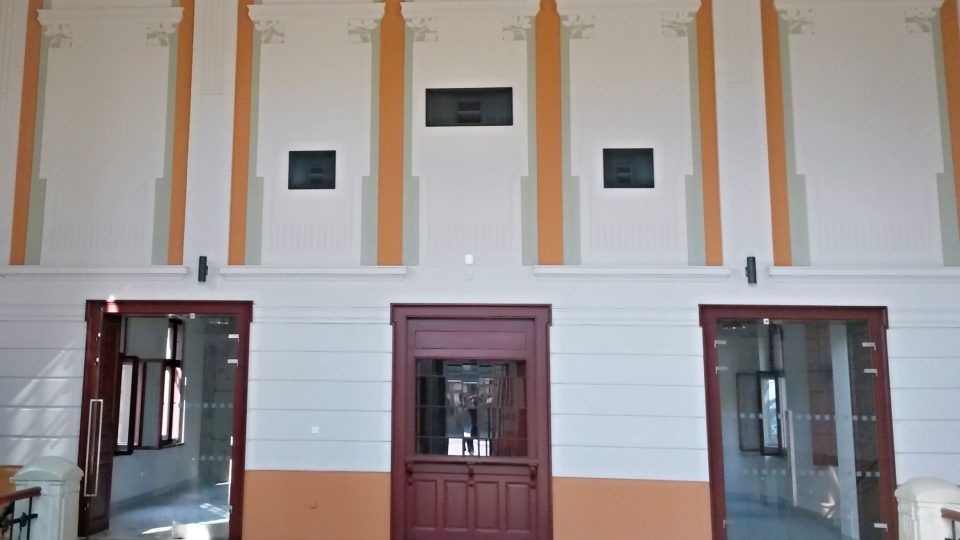 Moderní víceúčelová kulturní scéna se lidem otvírá ve zrekonstruované nádražní budově Jižní Předměstí v Plzni