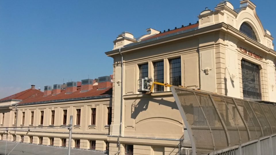 Moderní víceúčelová kulturní scéna se lidem otvírá ve zrekonstruované nádražní budově Jižní Předměstí v Plzni