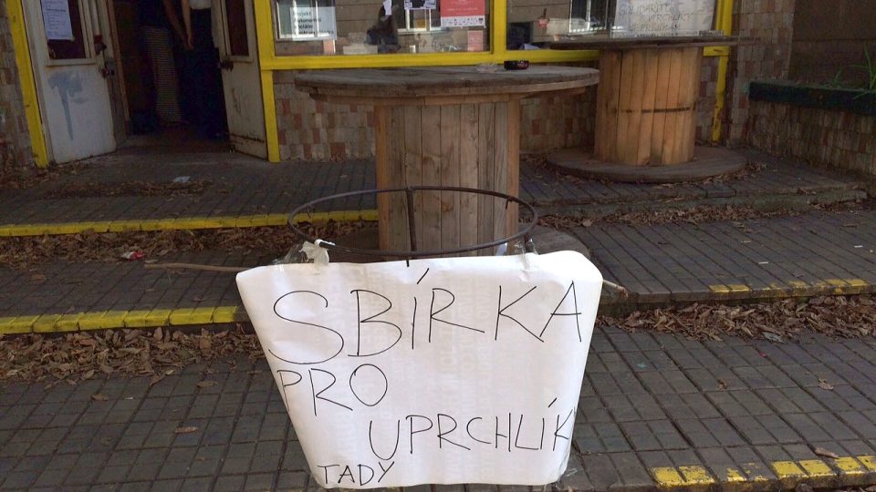 Sbírka pro uprchlíky v Autonomním sociálním centru Klinika na Žižkově