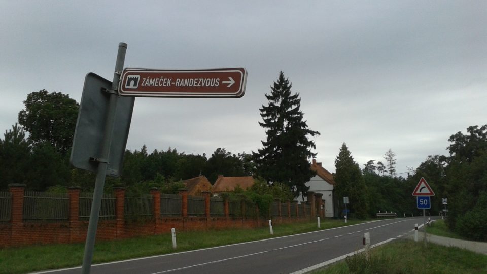 Zámeček stojí v lese poblíž silnice z Břeclavi do Valtic