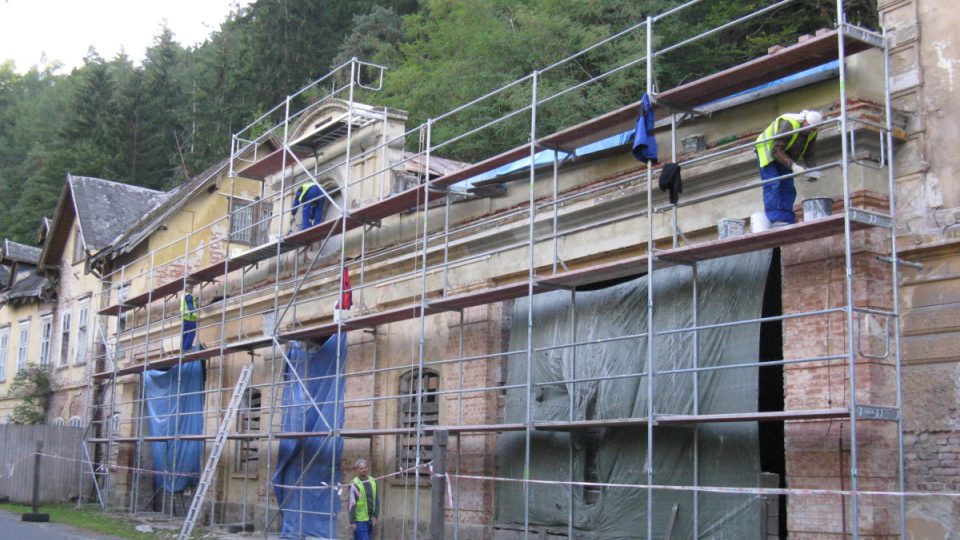 Dělníci opravují zchátralé budovy na nábřeží lázní Kyselka