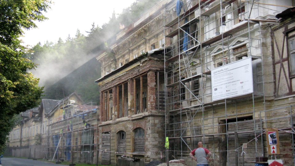 Dělníci opravují zchátralé budovy na nábřeží lázní Kyselka