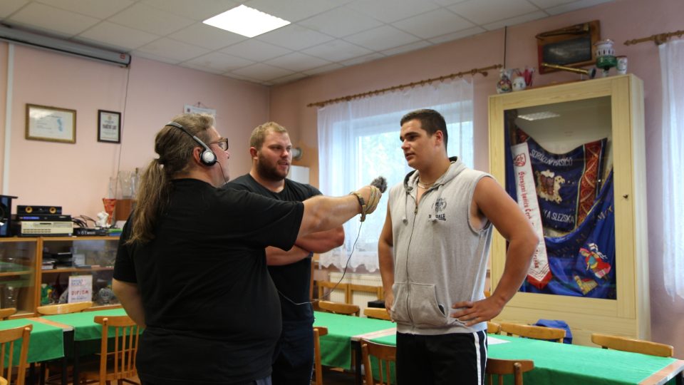 Redaktor Mirek Kobza v hasičské klubovně Redaktor Mirek Kobza v hasičské klubovně