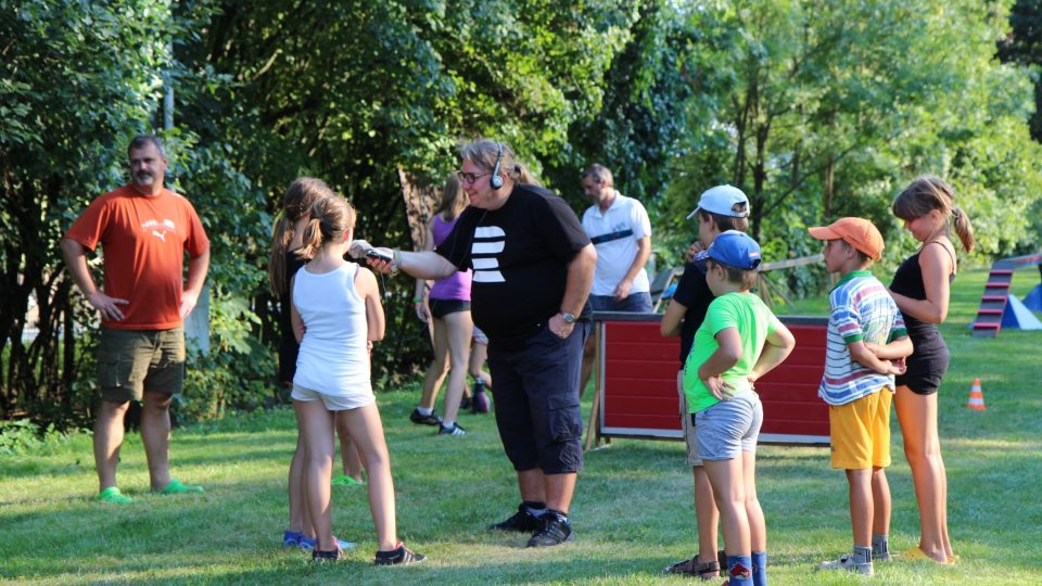 Redaktor Mirek Kobza si povídá s budoucími dobrovolnými hasiči Redaktor Mirek Kobza si povídá s budoucími dobrovolnými hasiči