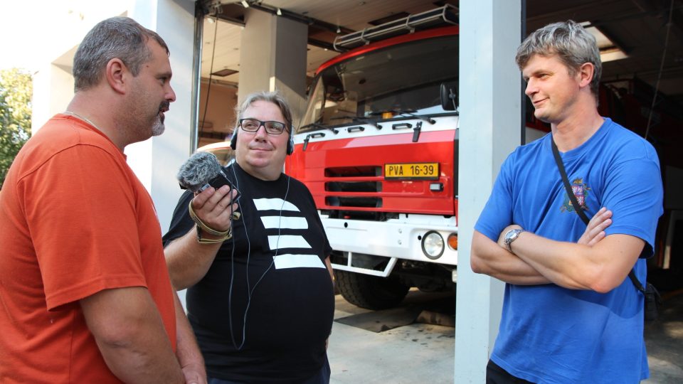 Redaktor Mirek Kobza mluví o hasičské historii v Hlubočkách s Petrem Pazderou a Zbyňkem Brázdilem Redaktor Mirek Kobza mluví o hasičské historii v Hlubočkách s Petrem Pazderou a Zbyňkem Brázdilem