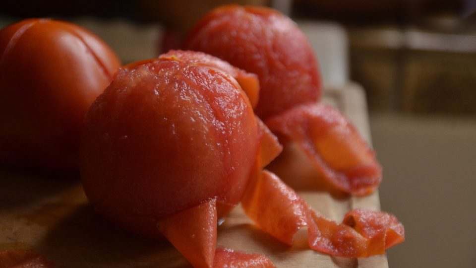 Do některých pokrmů je třeba rajčata sloupnout