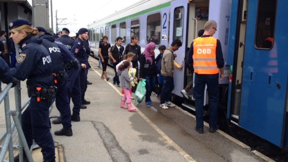 Rakousko převáží migranty, kteří dorazili z Maďarska, pomoci vlaků a autobusů