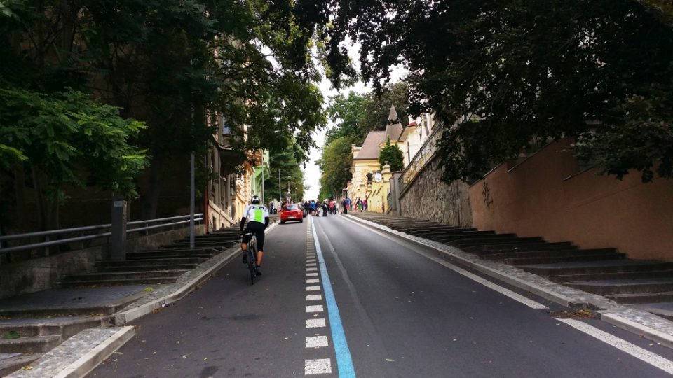 Běh ústeckou ulicí Na Schodech - strmý kopec zdolávali i cyklisté