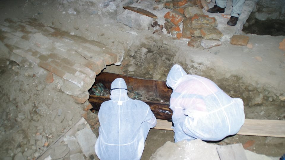 Při vyjímání rakve z hrobu je nutné dodržet bezpečností opatření aby ostatky nebyly kontaminovány