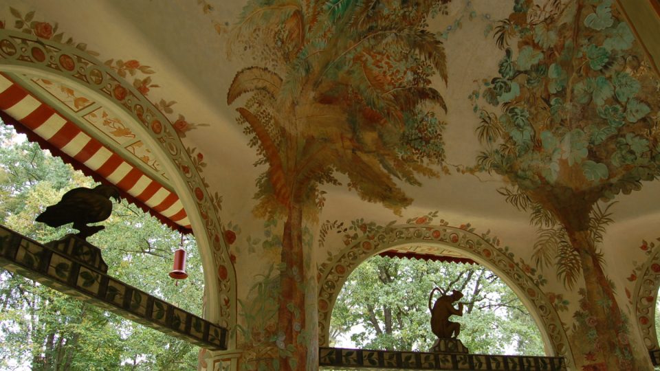 Čínský pavilón - v jeho podloubí jsou krásné exotické výjevy
