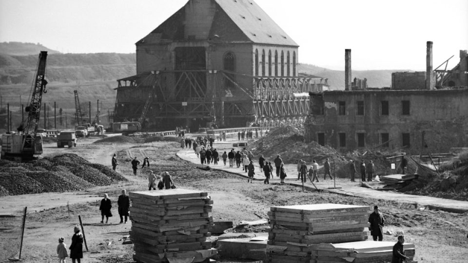 V pondělí 15. září 1975 dopoledne byl 10.000 tun vážící kostel i s podzemní kryptou oddělen od základů a „naložen“ na transportní zařízení – na 53 podvozků