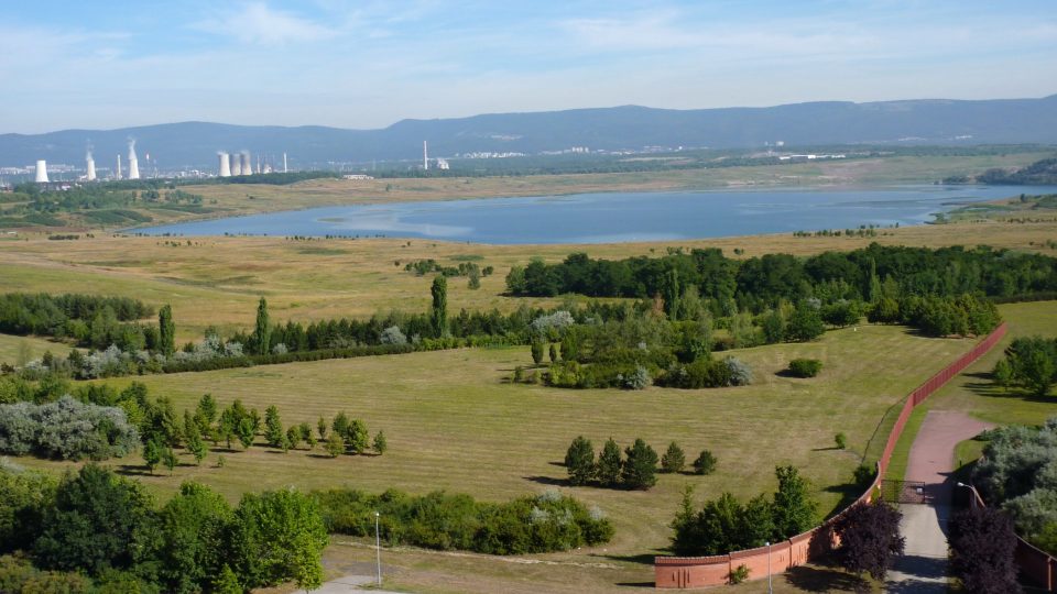 Z věže přesunutého chrámu je dobrý výhled na jezero Most, napuštěné na místech, kde kdysi stálo původní historické město