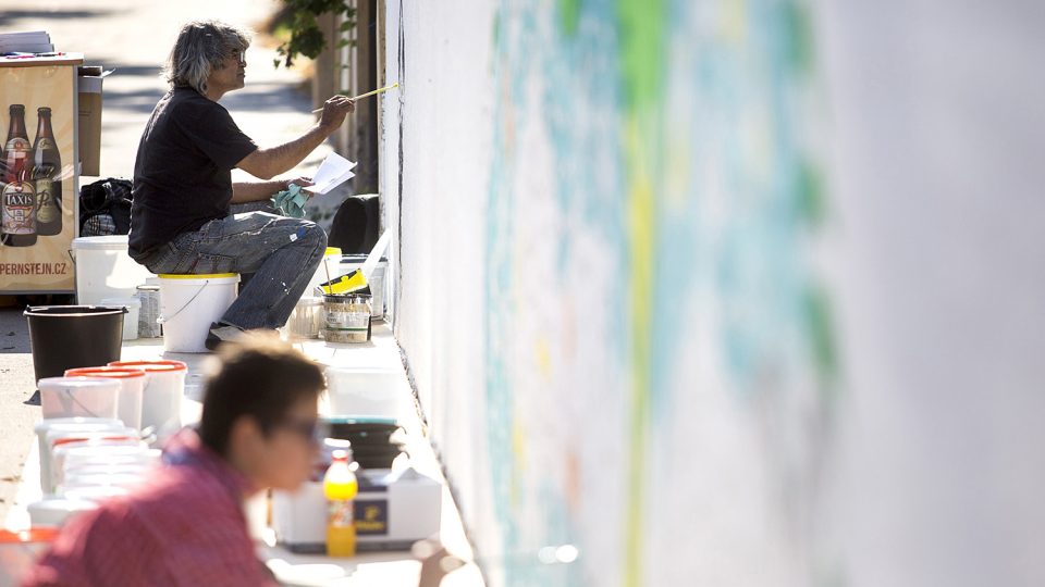 Bangladéšský malíř Ruhul Amin Kajol proměňuje zeď "Prokopky" na obraz o ploše 160 m2
