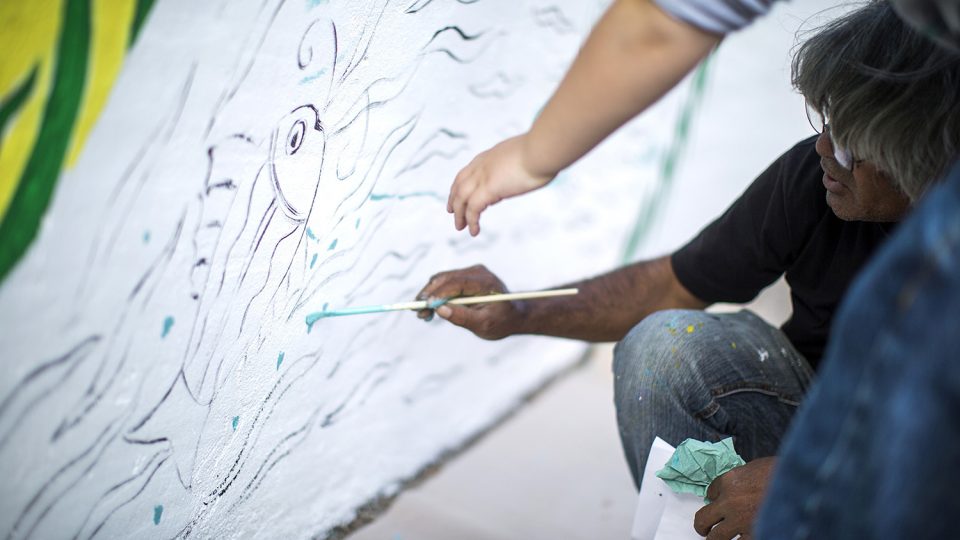 Zeď pardubické "Prokopky" dobrovolníci pod vedením bangladéšského malíře mění na obří obraz