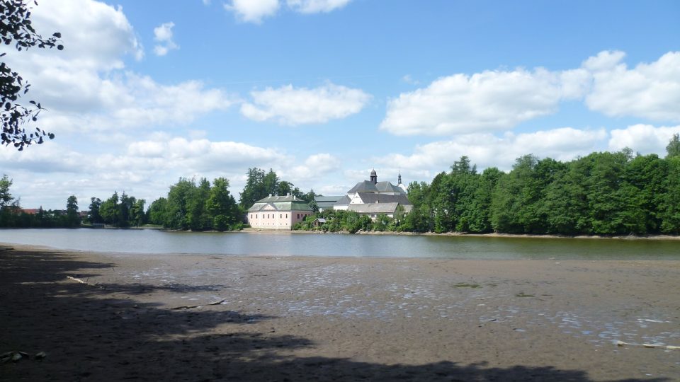 Pohled přes rybník na zadní část klášterního areálu