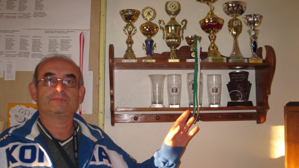 Jiří Chvojka ukazuje část pohárů