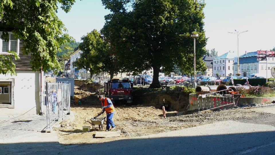 Rozkopaná část novoborského náměstí před Lužickými domky