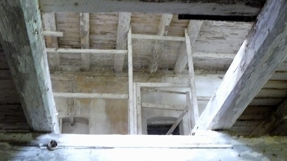 Pohled skrz strop do vrchních pater sušárny chmele