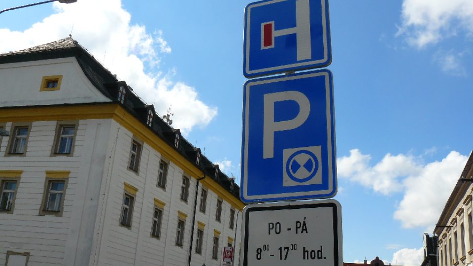 Značka upozorňující na nový způsob parkování