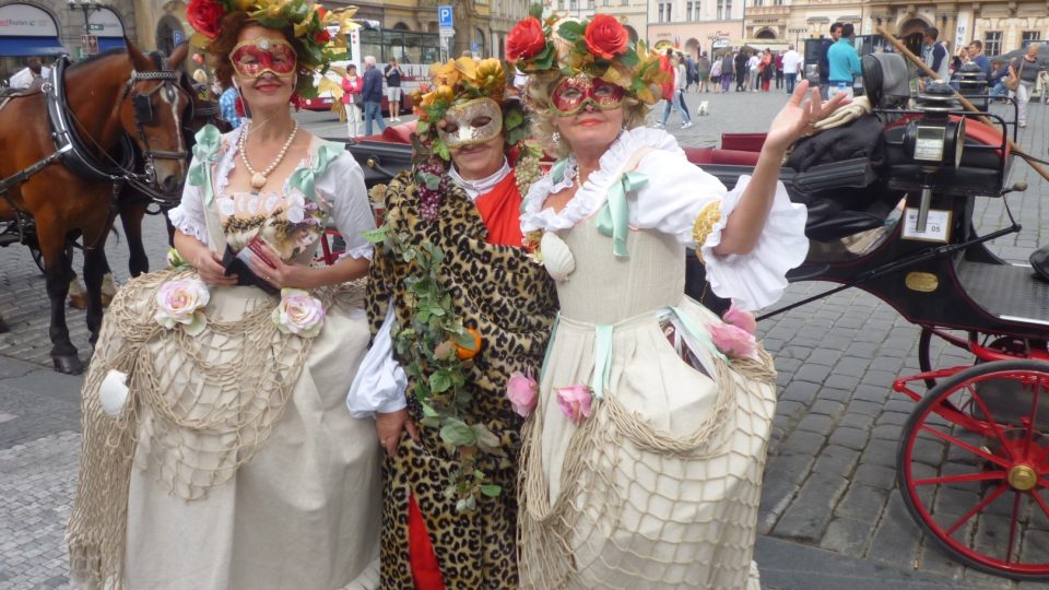 Moderátorka Hanka Švejnohová v barokním kostýmu během festivalu Opera Barocca