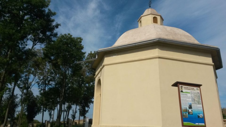 Opravená kaple židovského hřbitova