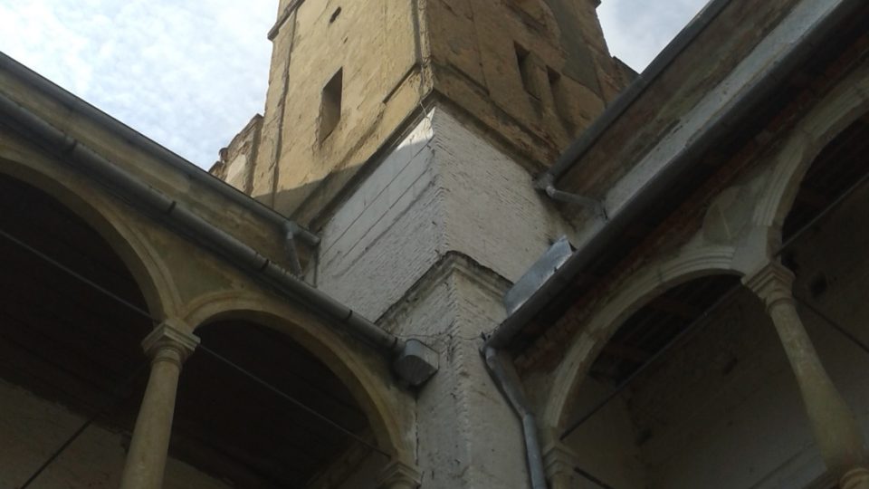 Na vrchol věže přivede návštěvníky 167 kamenných a dřevěných schodů