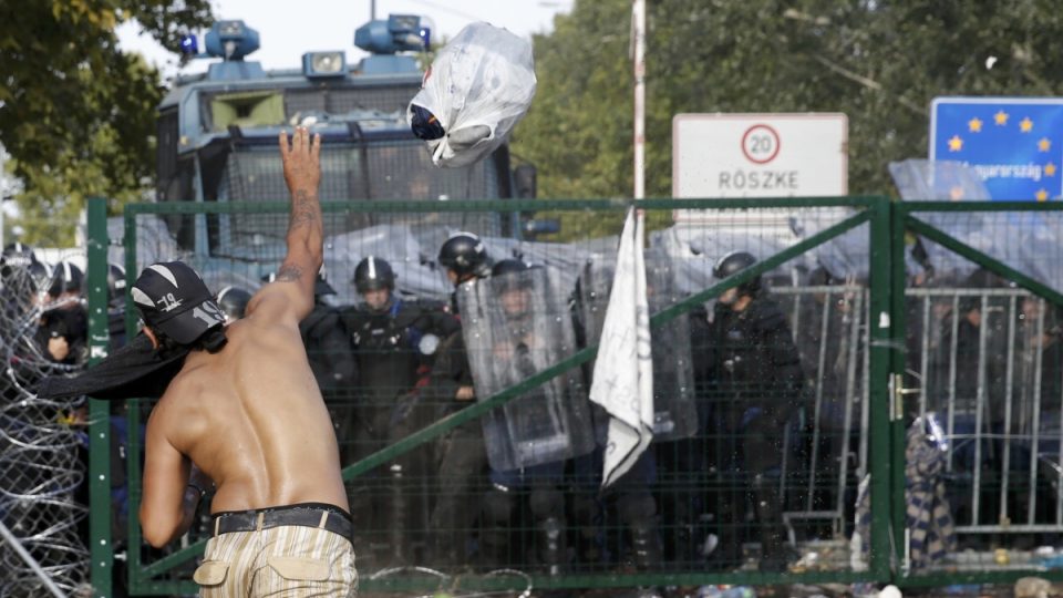 Maďarská policie použila proti migrantům slzný plyn a vodní dělo