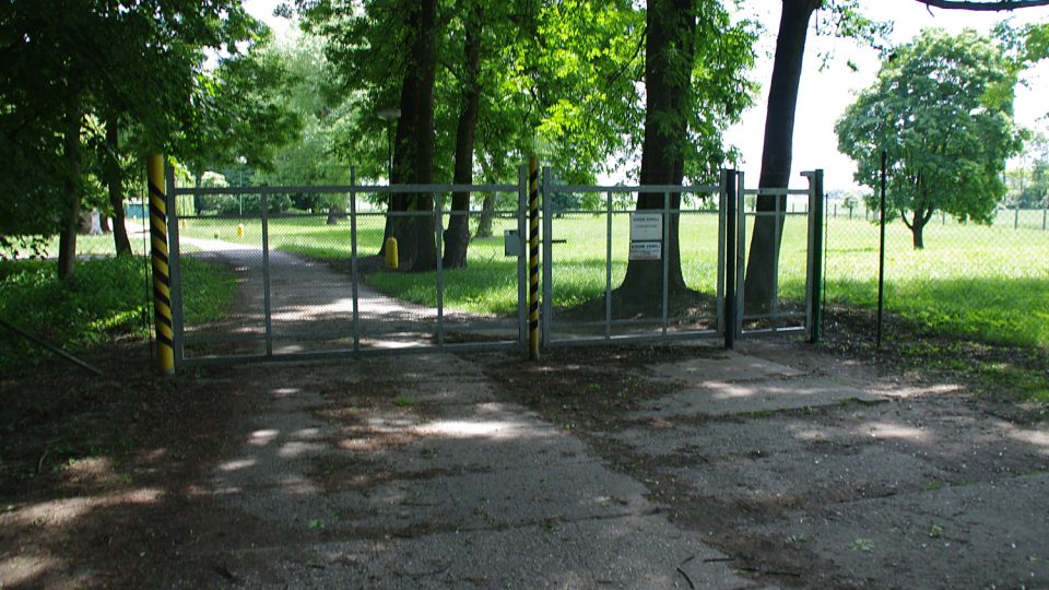Přístup na prameniště střeží brána, boční branka však bývá pro příchod ke studánce otevřena