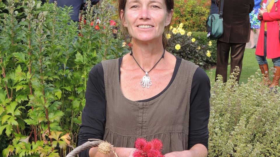 Zahradnice a toxikoložka Ali Marshallová, která založila zahradu Agathy Christie plnou jedovatých rostlin, které autorka použila ve svých románech  