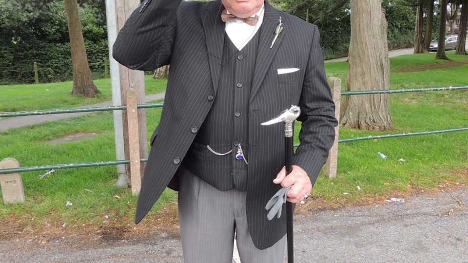 Angličan Gary Cooper z Norwiche, který miluje 20. a 30.léta a hraje si každý rok na Hercula Poirota