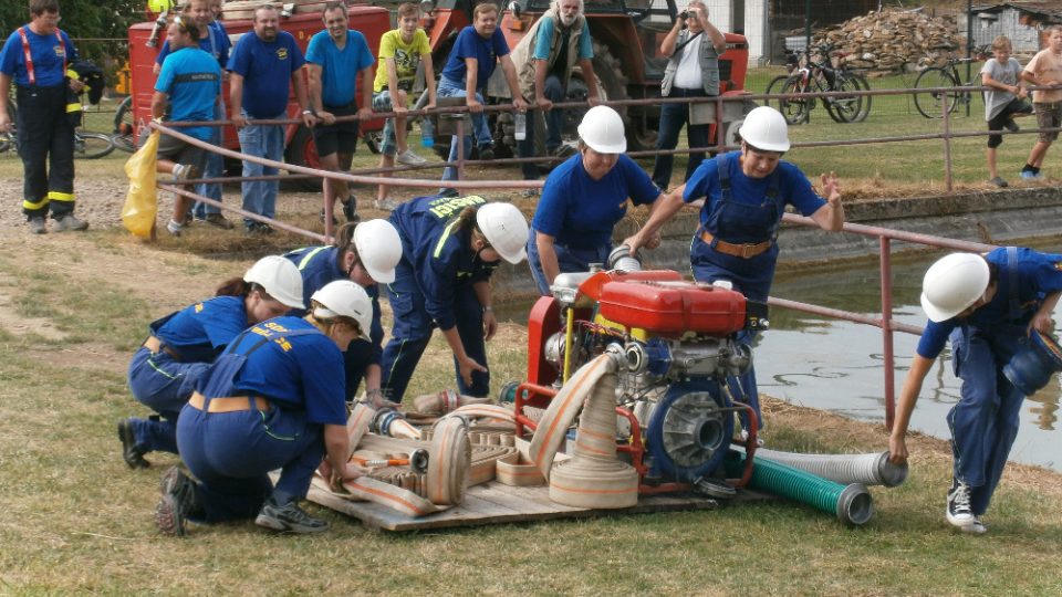 Ženy z Nemějic při útoku se stříkačkou PS12, okrskové cvičení Nemějice 2015