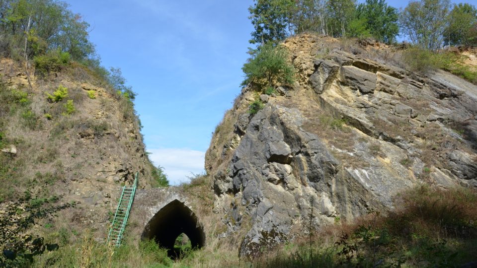 Tunel bývalé malodrážky, tvarem připomínající okno katedrály