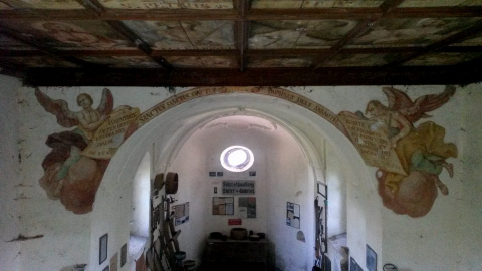 Pohled na vnitřek kaple z kůru