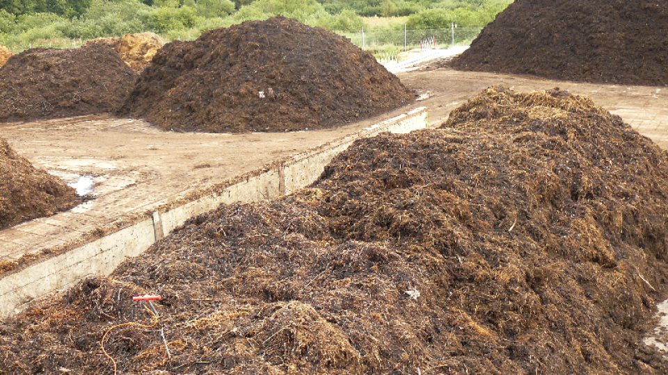 Hromady kompostujícího bioodpadu 