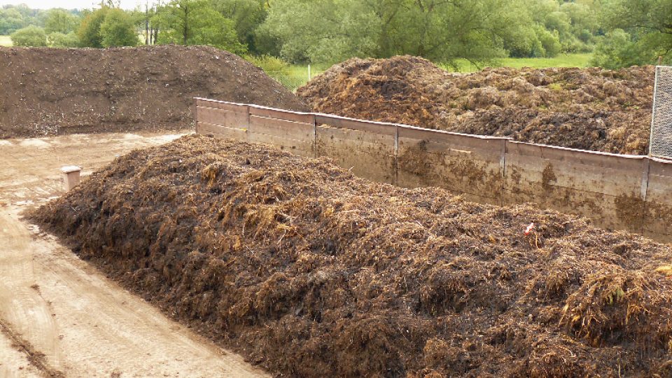 Hromady kompostujícího bioodpadu